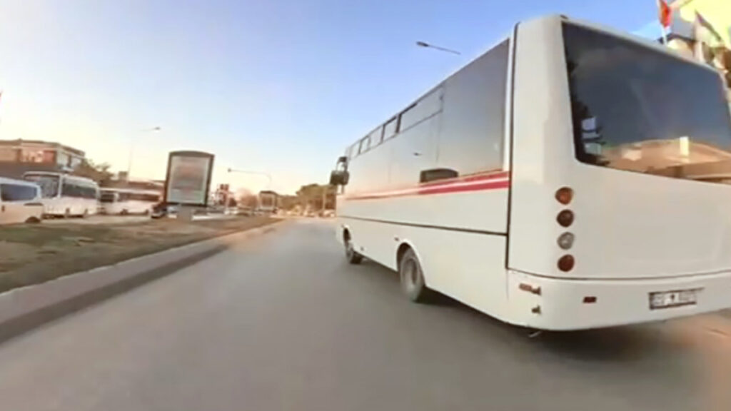 Edirne’de Sinyal Vermeden Şerit Değiştiren Etus Minibüsü Motosiklet Sürücüsünü Yaralandı