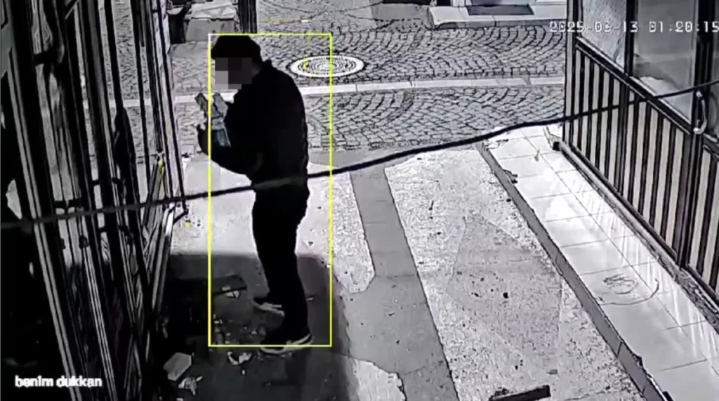 Edirne’de Şaşkına Çeviren Hırsızlık: Çekirdek Yiyerek Camı Kırdı, Telefonları Çalıp Kaçtı